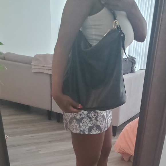 Zip close vegan soft leather tote - Picture 10 of 11